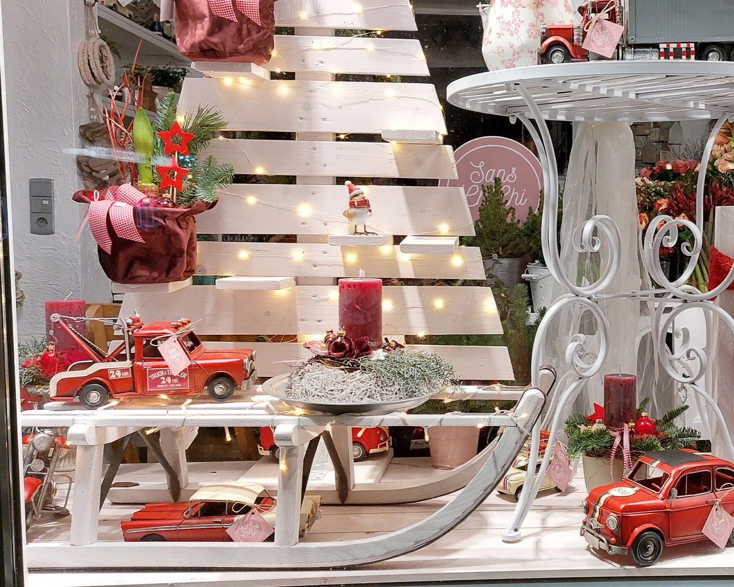 Alter Holzschlitten im Shabby Chic