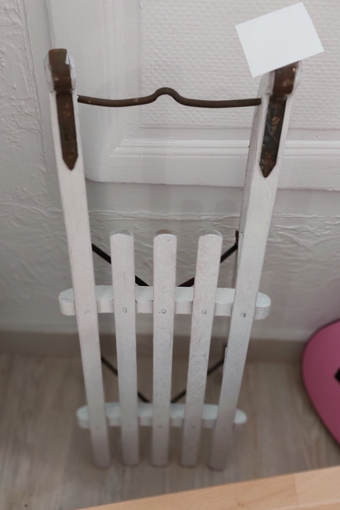 Alter Holzschlitten im Shabby Chic