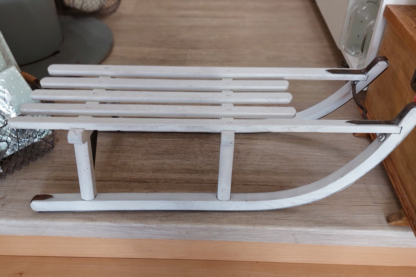Alter Holzschlitten im Shabby Chic