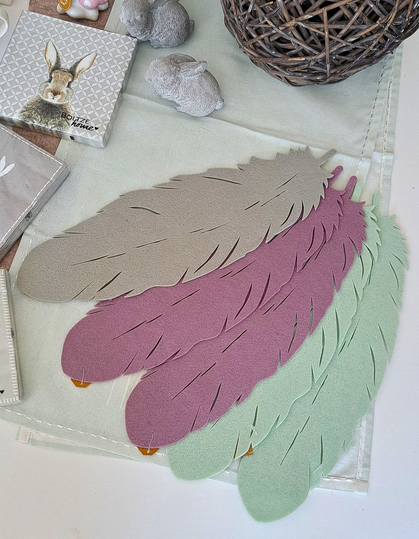 Große Filzfedern – Deko & DIY in sanften Naturtönen