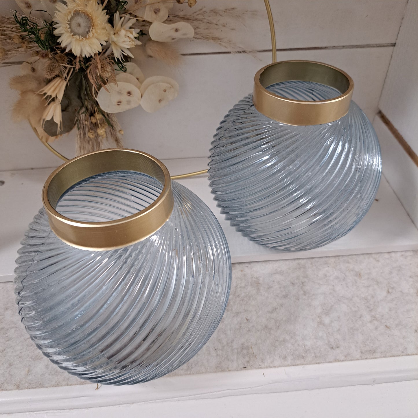 Wunderschöne hellblaue Kugelvase mit Rillenmuster und Goldrand