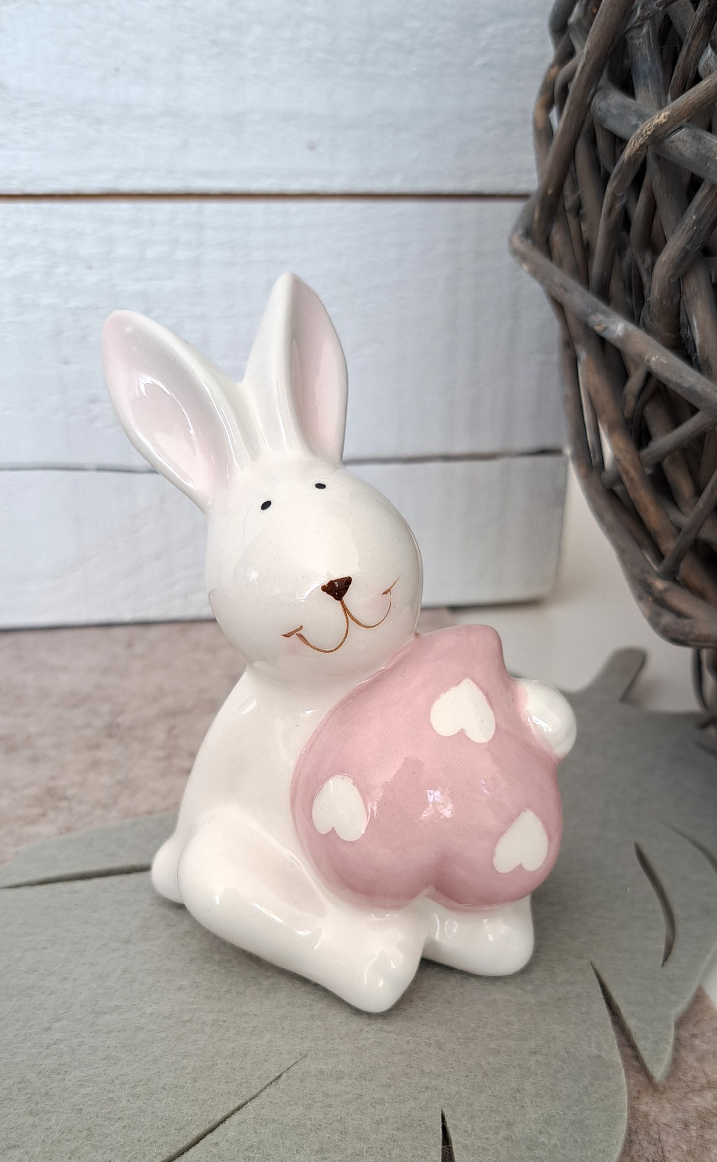 Süße Keramikhasen mit hellrosa Herz - 2 Varianten - 11cm hoch