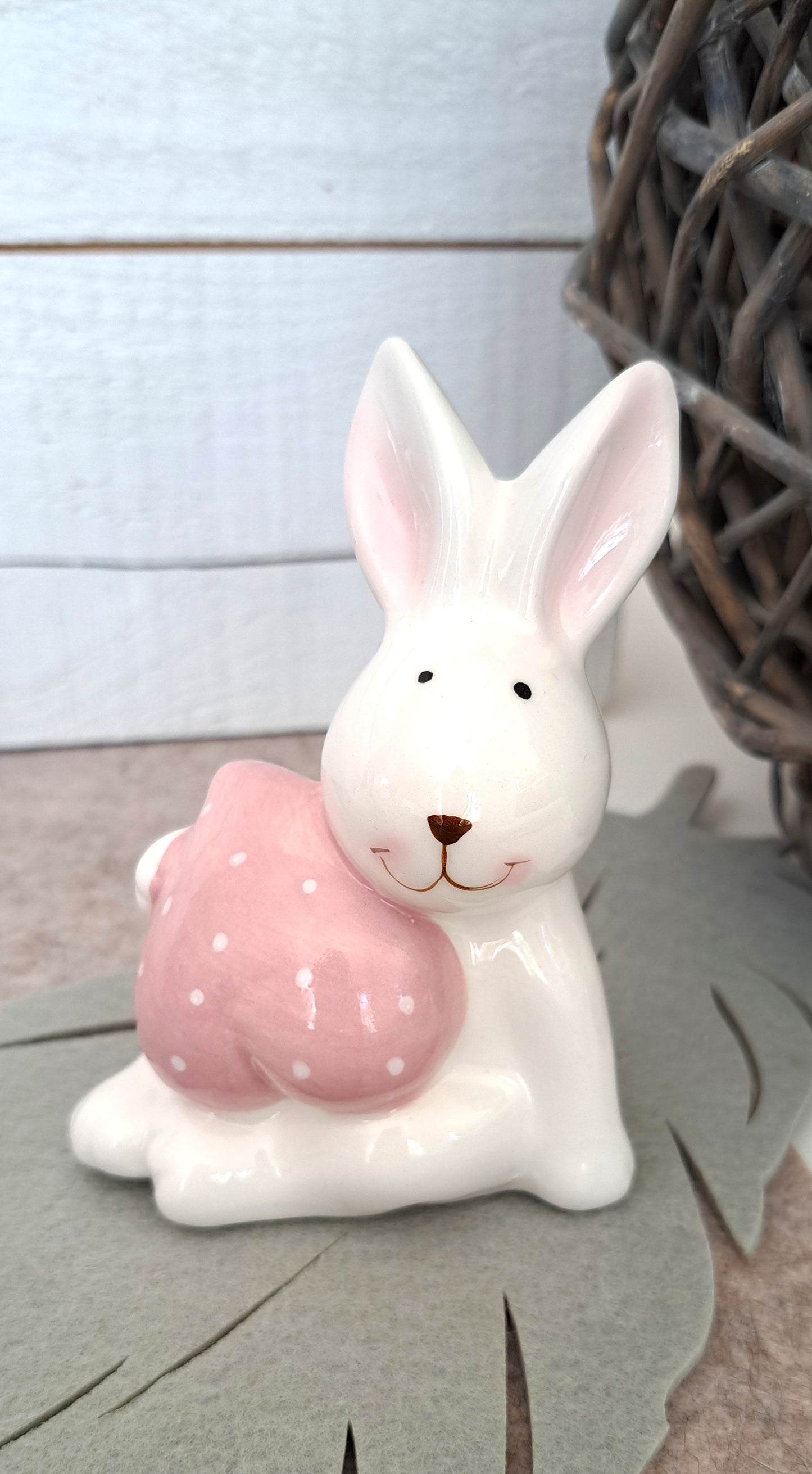 Süße Keramikhasen mit hellrosa Herz - 2 Varianten - 11cm hoch