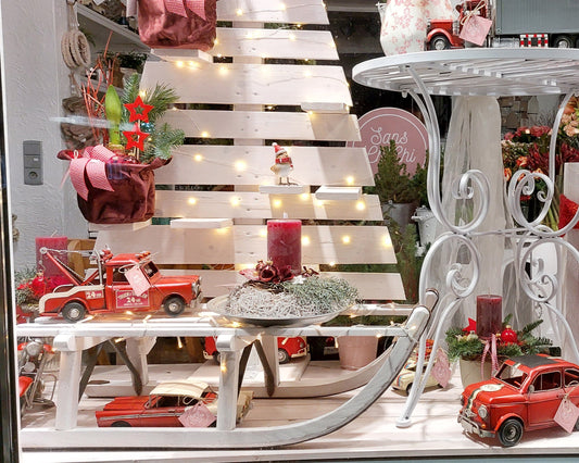 Alter Holzschlitten im Shabby Chic