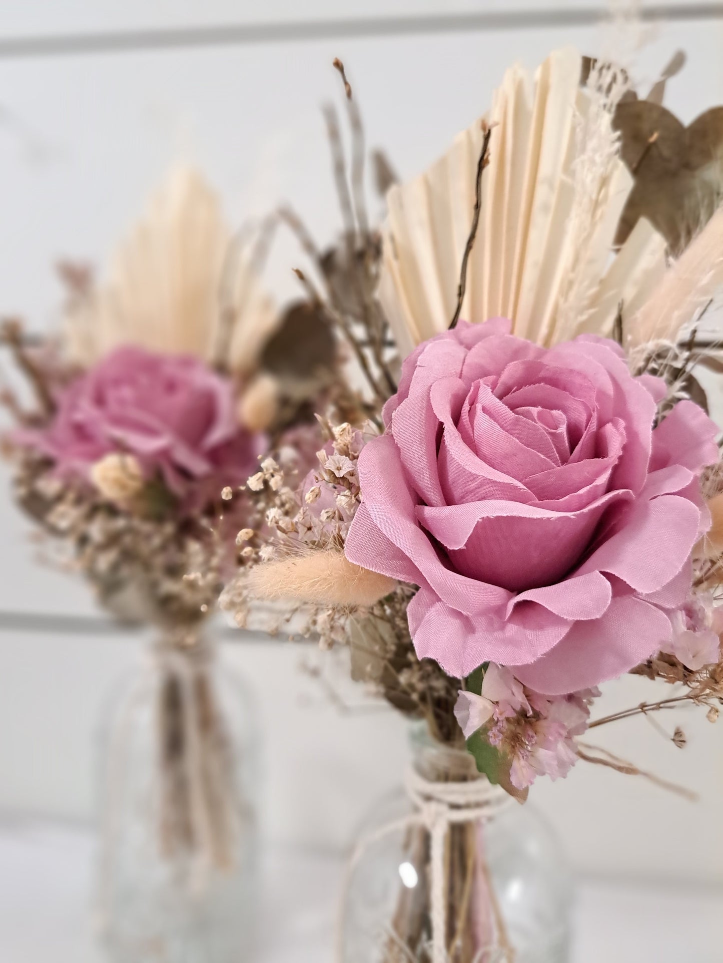 Petit bouquet en tons naturels & lilas avec vase